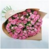 Букет розовых кустовых роз в пленке